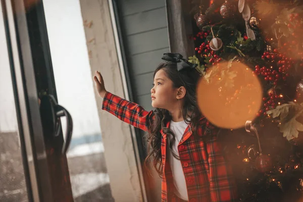 Szczęśliwy Japoński Mała Dziewczynka Marzyciel Patrząc Przez Okno Czeka Cud — Zdjęcie stockowe