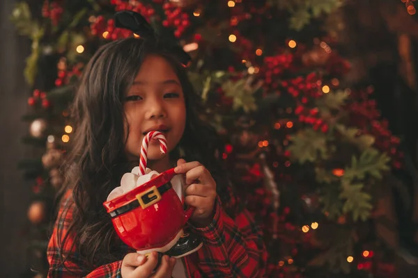 Feliz Niña Japonesa Soñadora Esperando Milagro Santa Disfrutar Dulces Cerca — Foto de Stock