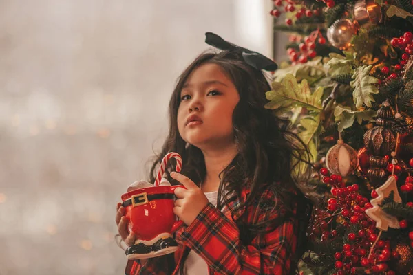 Glückliches Japanisches Kleines Mädchen Träumt Vom Weihnachtsmann Und Genießt Süßigkeiten — Stockfoto