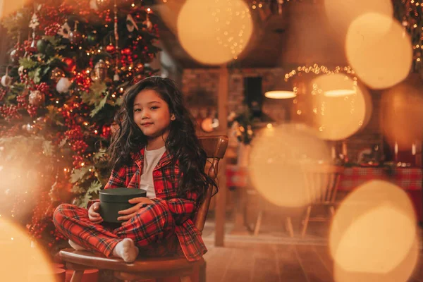 Noel Baba Nın Noel Ağacının Yanında Poz Vermesini Bekleyen Mutlu — Stok fotoğraf