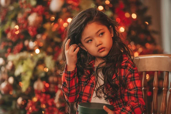 Glad Japansk Liten Flicka Drömmare Väntar Mirakel Från Santa Poserar — Stockfoto