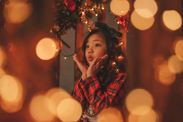 Feliz Niña Japonesa Soñadora Esperando Milagro Santa Posando Escalones Con — Foto de Stock