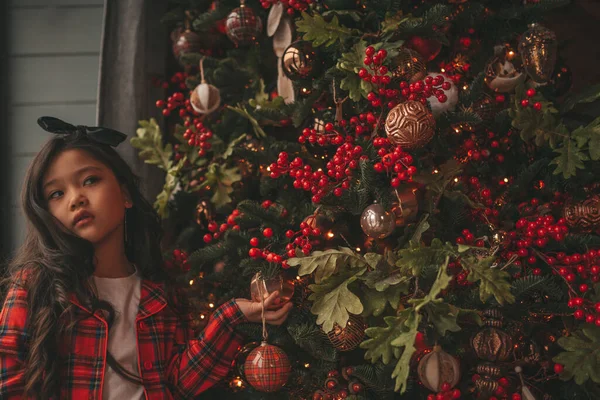 Noel Baba Nın Noel Ağacına Poz Vermesini Bekleyen Mutlu Küçük — Stok fotoğraf