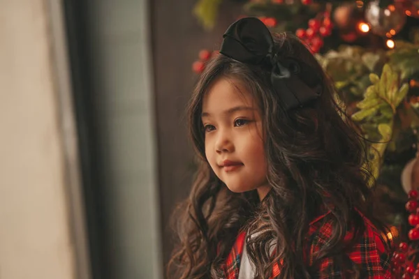 Mutlu Küçük Japon Hayalperest Noel Baba Nın Noel Ağacının Yanında — Stok fotoğraf