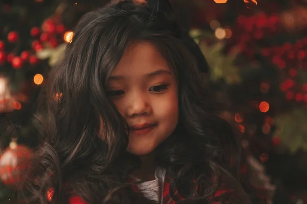 Szczęśliwy Japoński Mała Dziewczynka Marzyciel Patrząc Daleko Czeka Cud Mikołaja — Zdjęcie stockowe