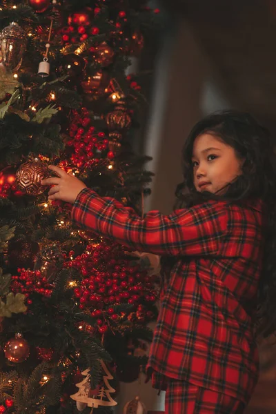 Joyeux Mignon Japonais Petite Fille Rêveuse Attente Miracle Père Noël — Photo