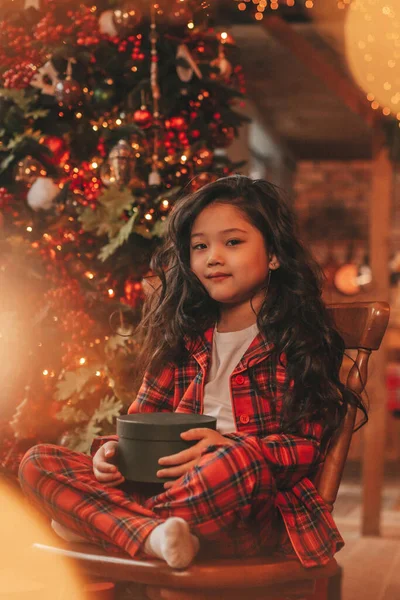 Heureuse Petite Fille Japonaise Rêveuse Attendant Miracle Père Noël Posant — Photo