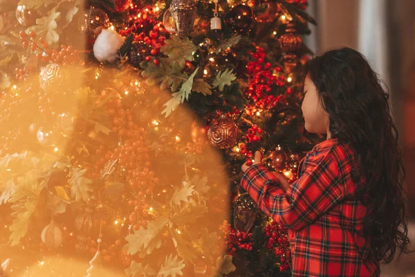 サンタのポーズから奇跡を待っている幸せなかわいい日本の女の子の夢は 木を飾る アジアの子供黒巻き毛で赤い遊び服でお正月を祝うBokeh XmasライトEve 12月 — ストック写真