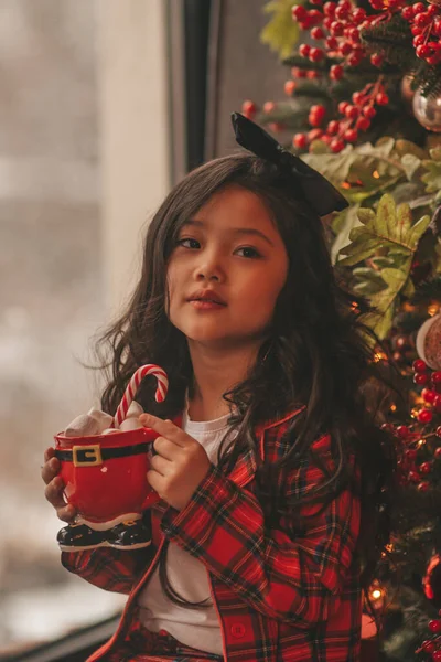 Feliz Japão Sonhador Menina Esperando Milagre Papai Noel Desfrutar Doces — Fotografia de Stock