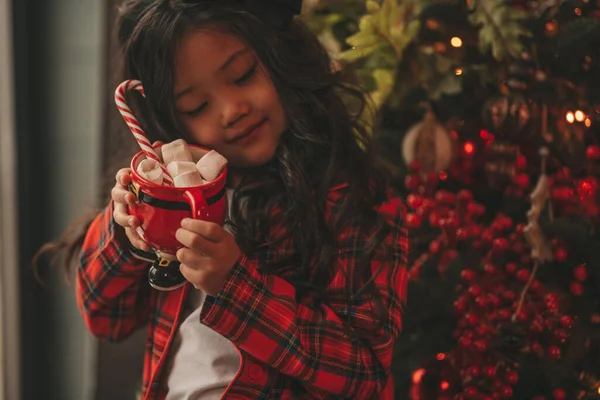 Mucize Bekleyen Küçük Japon Hayalperest Kız Noel Baba Noel Ağacının — Stok fotoğraf