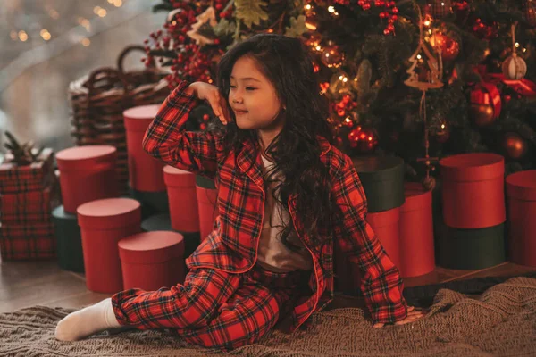 Feliz Japão Sonhador Menina Esperando Milagre Santa Posando Chão Perto — Fotografia de Stock