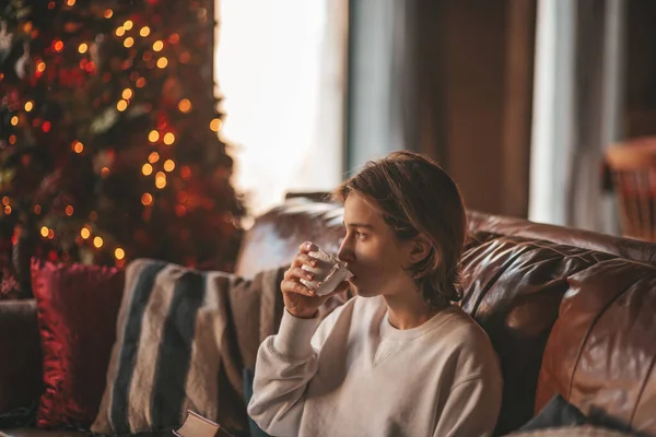 Jonge Tiener Jongen Met Lang Haar Ontspanning Ontspannen Doordachte Blik — Stockfoto