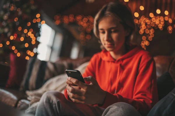 Jovem Adolescente Com Cabelos Longos Segurando Smartphone Usando Dispositivo Móvel — Fotografia de Stock