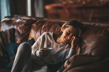 Genç, duygusal, neşeli, uzun saçlı, kahkahalar atan ve rahat evinde neşeli bir çocuk. Zoomer Z jeneratörünün keyfi yerinde. 25 Aralık arifesi Noel arifesi Noel ağacıyla Noel tatili kutlanıyor.