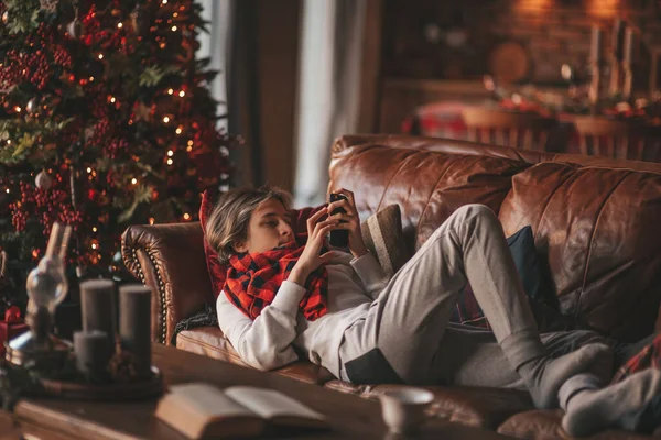 Jonge Tiener Jongen Met Lang Haar Vasthouden Smartphone Met Behulp — Stockfoto