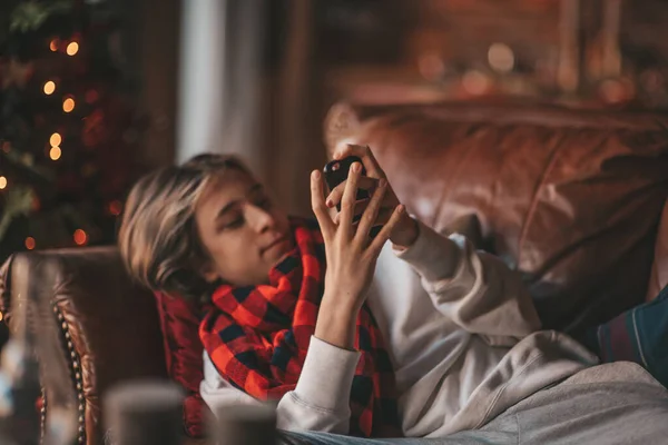 Jovem Adolescente Com Cabelos Longos Segurando Smartphone Usando Dispositivo Móvel — Fotografia de Stock