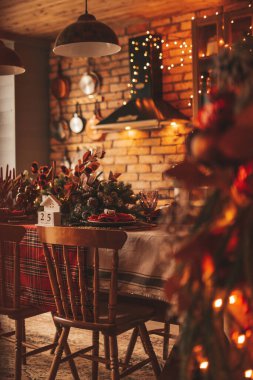 25 Aralık 'taki mutlu noeller. Peri masalı heyecanı. Işıldayan bokeh çelenk parlak pırıltılı ışıklar Noel ağacı süslemeleri tahta küp takvim şenlik mumları kış tatili ruhu Xmas