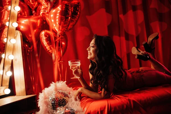 Krullend Zwart Haar Aziatisch Model Met Champagne Glas Poseren Bed — Stockfoto