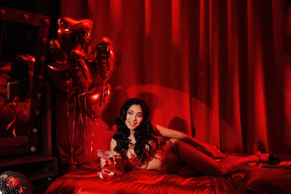 Curly Black Hair Asian Model Champagne Glass Posing Bed Valentine — Stockfoto