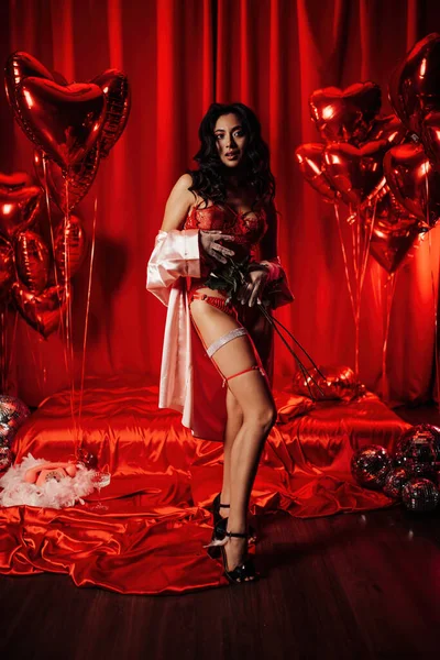 Beautiful Woman Wearing Sexy Lace Underwear Silk Robe Posing Roses — Stock fotografie
