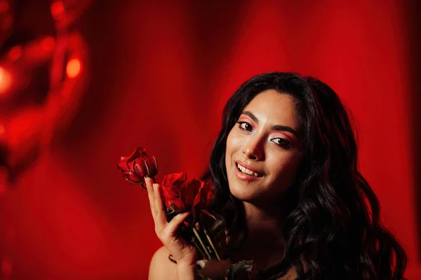 Beautiful Sexy Woman Posing Roses Red Glamour Background — Stockfoto