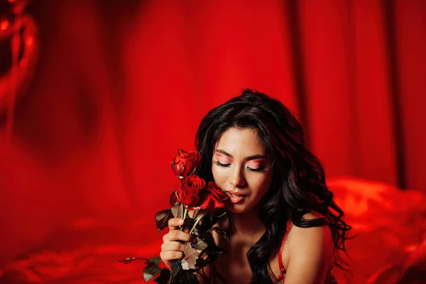 Sensuelle Asiatique Modèle Posant Avec Des Roses Sur Fond Rouge — Photo