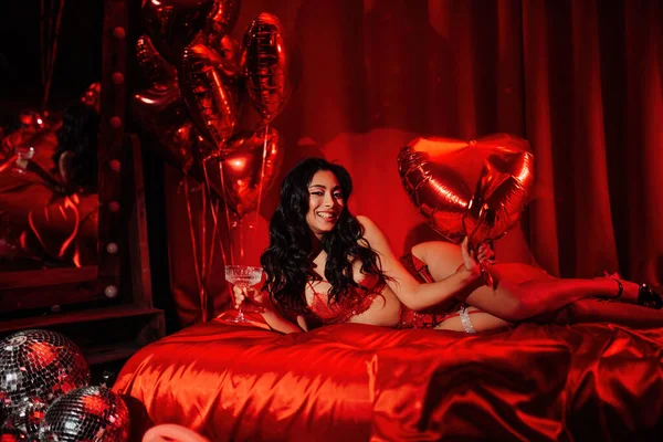 Krullend Zwart Haar Aziatisch Model Met Champagne Glas Poseren Bed — Stockfoto