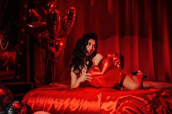Sexy Japanese Lady Red Underwear Lying Silk Sheet Balloon Heart — Photo
