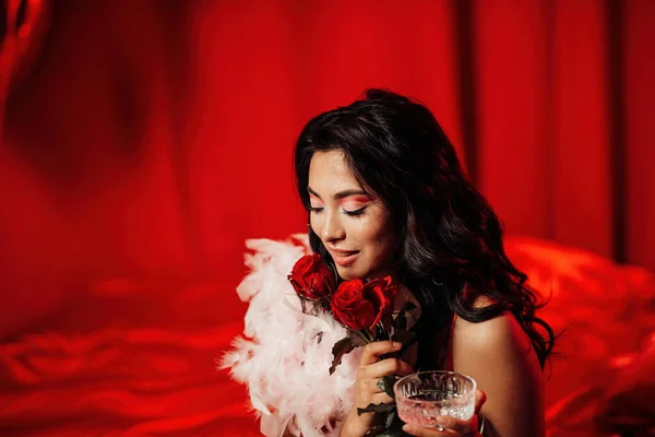 性感的卷曲黑发女子 戴着鱼网手套 酒体呈红色 背景迷人 — 图库照片
