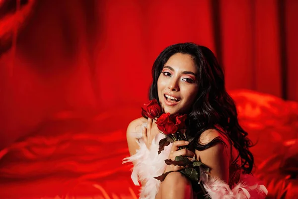Attraente Asiatico Donna Piuma Boa Posa Con Rose Rosso Glamour — Foto Stock