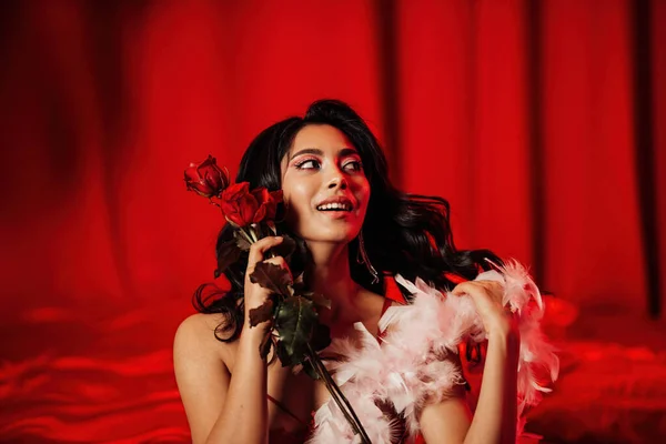 Attrayant Asiatique Femme Plume Boa Posant Avec Des Roses Sur — Photo