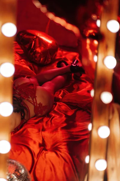 Refleksja Lustrze Azjatyckiego Modelu Koronkowej Bieliźnie Leżącej Łóżku Czerwonym Jedwabnym — Zdjęcie stockowe