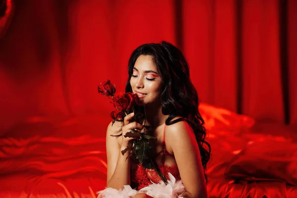 Attrayant Asiatique Femme Plume Boa Posant Avec Des Roses Sur — Photo