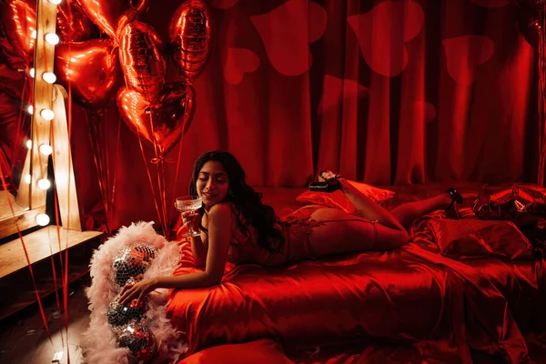 Jolie Dame Japonaise Sous Vêtements Rouges Couchée Sur Une Feuille — Photo