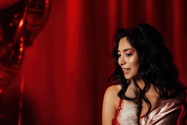 漂亮的亚洲女人的近照 完美的皮肤 在红色房间里摆姿势 复制空间 — 图库照片