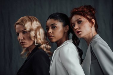 Yetişkin, zarif, çok ırklı genç kızlar resmi gece kıyafetleri ve farklı renkte sutyenleri var. Moda kıyafetleriyle stüdyoda poz veren şık, değişik insanlar. Gömlek yok.