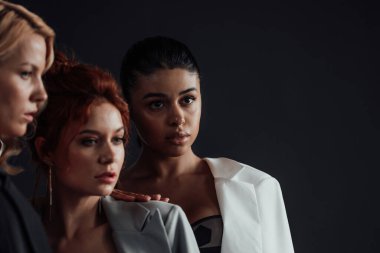 Yetişkin, zarif, çok ırklı genç kızlar resmi gece kıyafetleri ve farklı renkte sutyenleri var. Moda kıyafetleriyle stüdyoda poz veren şık, değişik insanlar. Gömlek yok.