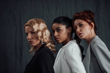 Yetişkin, zarif, çok ırklı genç kızlar resmi gece kıyafetleri ve farklı renkte sutyenleri var. Moda kıyafetleriyle stüdyoda poz veren şık, değişik insanlar. Gömlek yok.