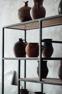 Klasik ve çağdaş resim, eski heykel ve çömlek sergisi için sanat objeleri. El illüstrasyonları alçı büst heykeller ve soyut şekiller benekler ve poster çizimleri