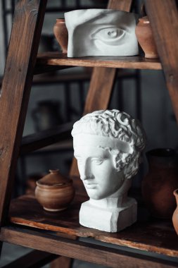 Klasik ve çağdaş resim, eski heykel ve çömlek sergisi için sanat objeleri. El illüstrasyonları alçı büst heykeller ve soyut şekiller benekler ve poster çizimleri