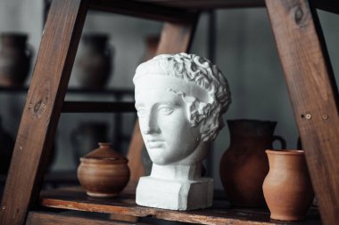 Klasik ve çağdaş resim, eski heykel ve çömlek sergisi için sanat objeleri. El illüstrasyonları alçı büst heykeller ve soyut şekiller benekler ve poster çizimleri