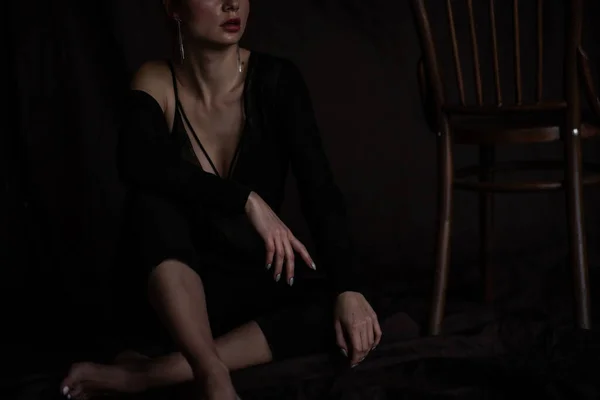 Erwachsene Schönheit Elegante Junge Frau Formalen Schwarzen Abendkleidung Hand Hand — Stockfoto