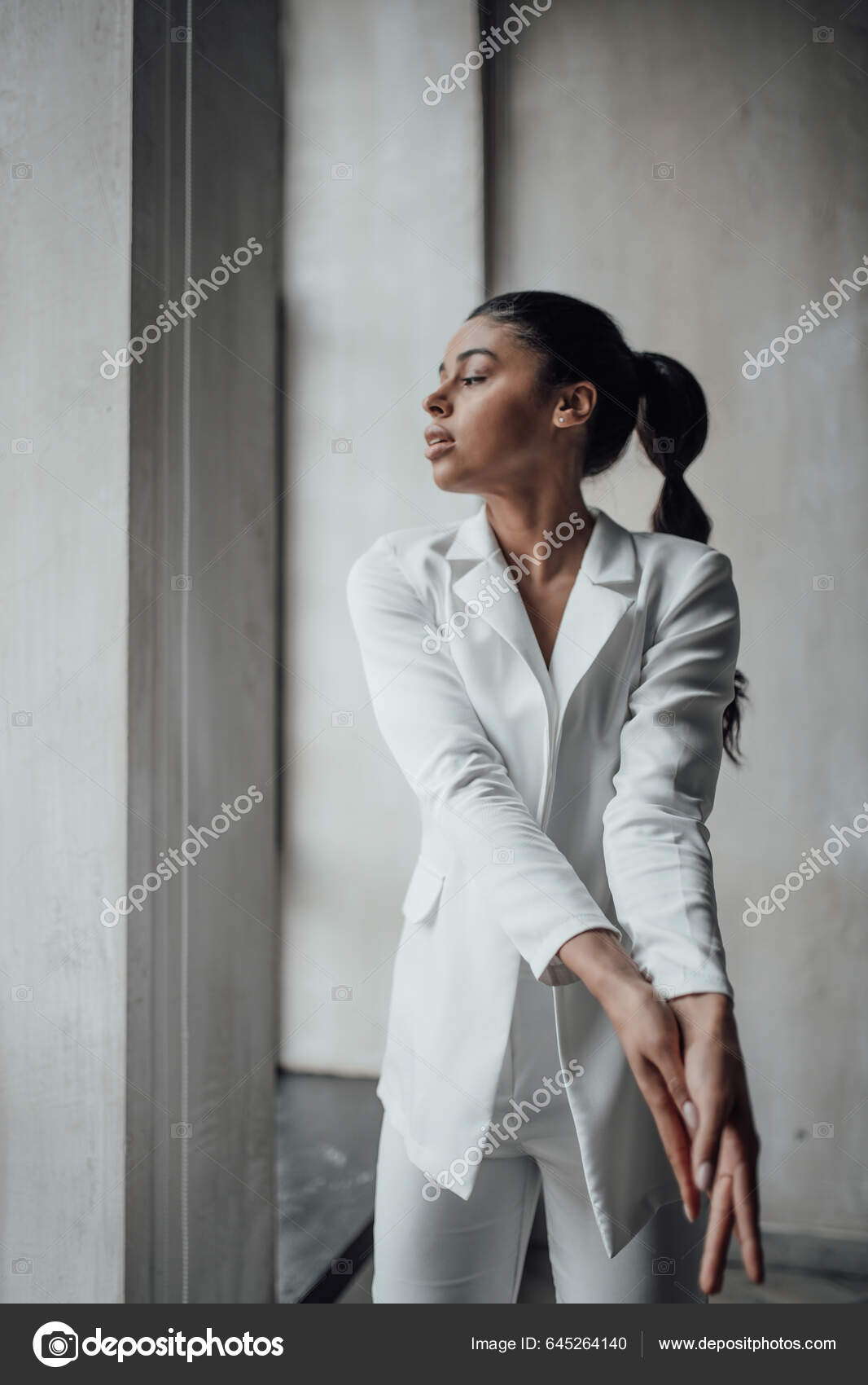 Νεαρή Ενήλικη Όμορφη Μελαχρινή Γυναίκα Επίσημο Βραδινό Λευκό Κοστούμι Χωρίς  — Φωτογραφία Αρχείου © leliamilaya #645264140