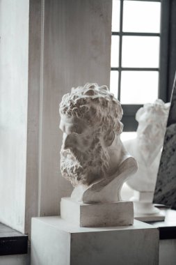 Klasik ve çağdaş resim, eski heykel ve çömlek sergisi için sanat objeleri. El illüstrasyonları alçı büst heykeller ve soyut şekiller benekler ve poster çizimleri