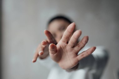 Resmi akşam giysili esmer, genç, güzel bir kadın. Yüzüne tişört değmemiş, beyaz takım elbiseli. Şık, kıvırcık saçlı, şehvetli, Afro-Amerikan manken modayla stüdyoda moda kıyafeti içinde poz veriyor.