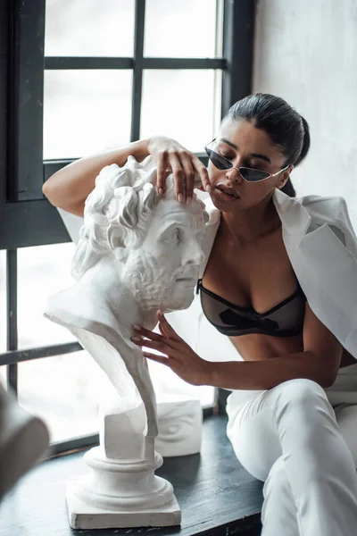 Beyaz Takım Elbiseli Esmer Genç Bir Kadın Tişörtsüz Yunan Erkeği — Stok fotoğraf