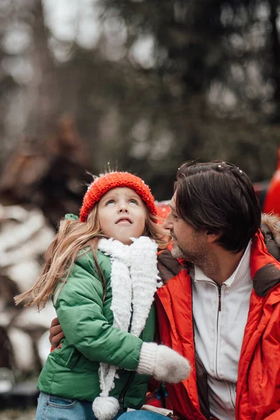 Mutlu Aile Noel Yeni Yılı Dışarıda Kutluyor Babası Küçük Kızı — Stok fotoğraf