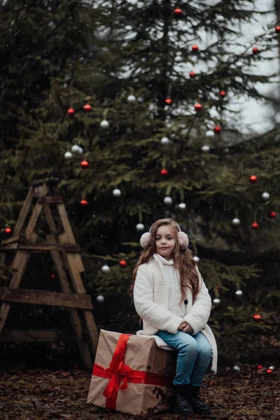 Aktivní Holčička Odpočívat Lese Těší Dětství Zdobení Míče Vánoční Strom — Stock fotografie