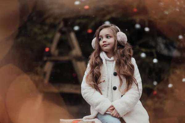 活泼的小女孩在森林里休息 享受着童年装饰球的圣诞树 在户外庆祝圣诞节和新年及寒假的女童 — 图库照片