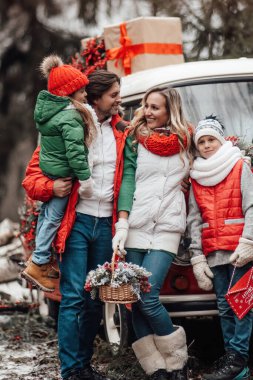 Mutlu aile Noel 'i ve yeni yılı dışarıda kutluyor. Aktif çocuklar aileleriyle birlikte mutlu bir şekilde vakit geçiriyorlar. Noel otobüsünün yanında eğleniyorlar. İlk kar yağdığında seviniyorlar.